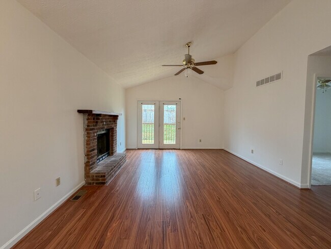 Foto del edificio - 352 Chase Pl