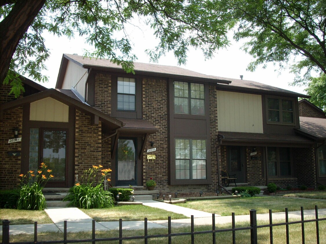 28499 Queens Ct Unit 28499, Warren, MI 48093 Condo for Rent in Warren