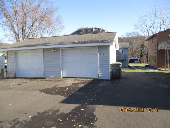 garage - 914 26th St S