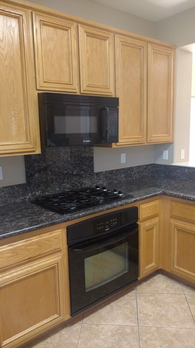Range/Oven - 8441 Granite Cove Dr