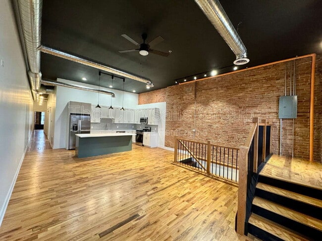 Building Photo - 209 W Main St