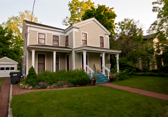 side view - 711 W South St