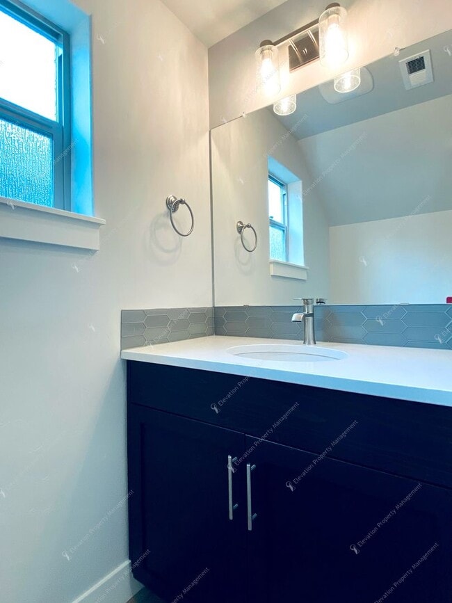 Building Photo - 3BR SE Bend home in great neighborhood wit...