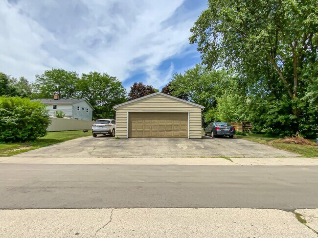 Garage - 1825 Oakdale Dr