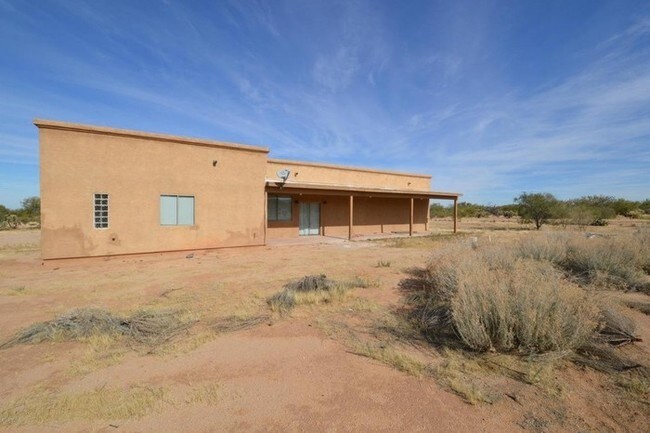 Building Photo - Stunning Southwest Home with Privacy!