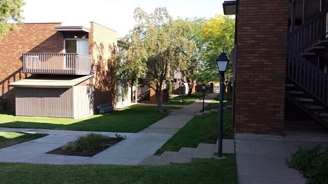 Foto del edificio - Beautiful Washington Terrace Apartment with carport and central air