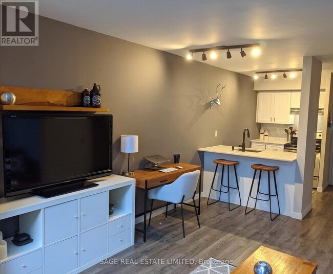 Photo du bâtiment - 1029 King St W