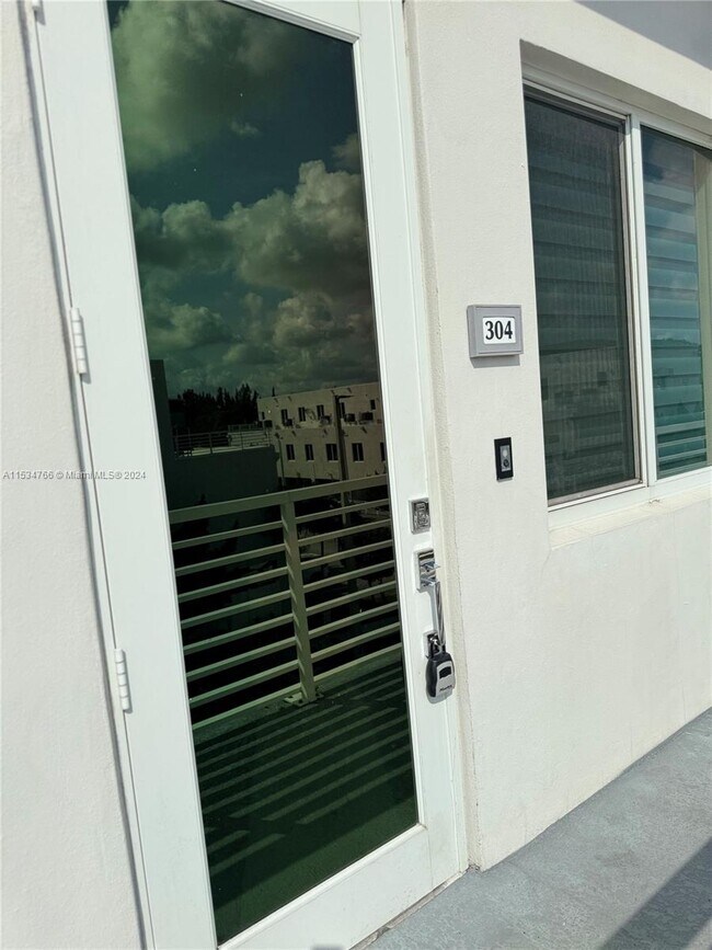 Foto del edificio - 6416 NW 102nd Ct