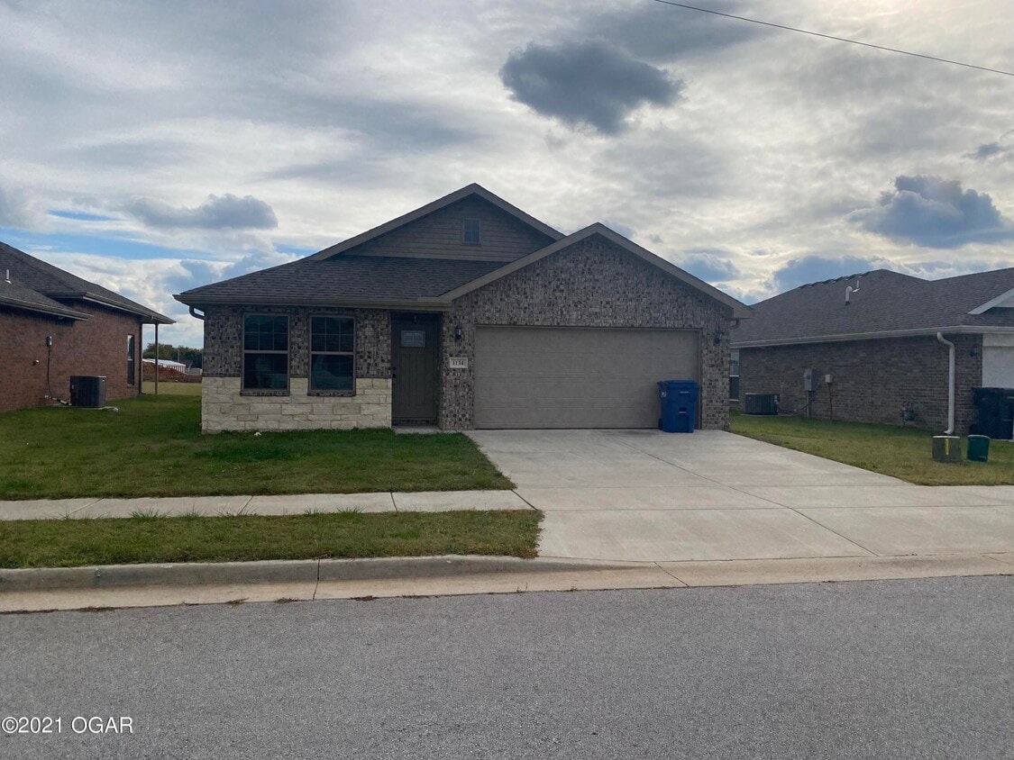1134 Matthew Cir, b City, MO 64870 Condo for Rent in b City, MO