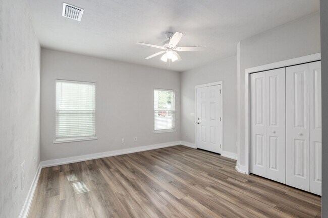 Foto del edificio - 3 BEDROOM HOME AVAILABLE FOR AUGUST 2026!!!