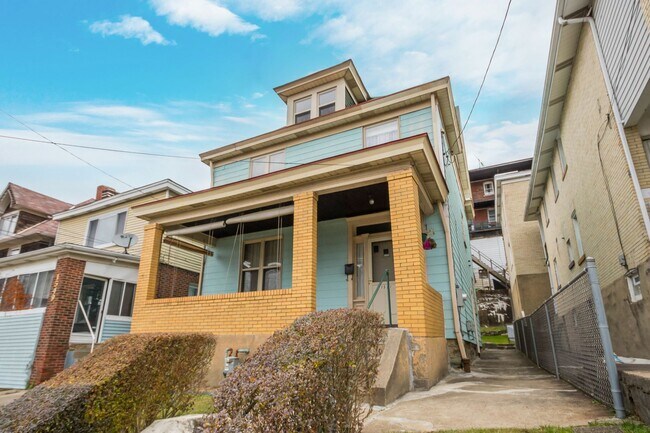 Building Photo - MASSIVE 4 BEDROOM HOME IN BEECHVIEW! AVAIL...