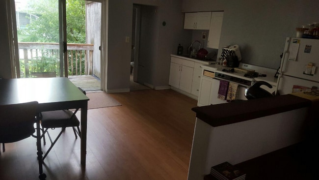 Building Photo - 320 W Sycamore St