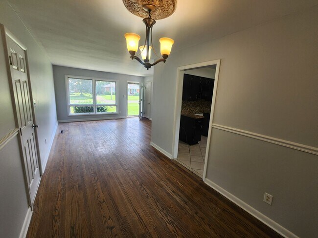 Foto del edificio - Beautiful 3 bedroom 1 bath with attached g...