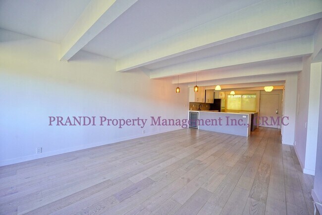Building Photo - Modern Condo, Open Floor Plan, Gorgeous Ki...
