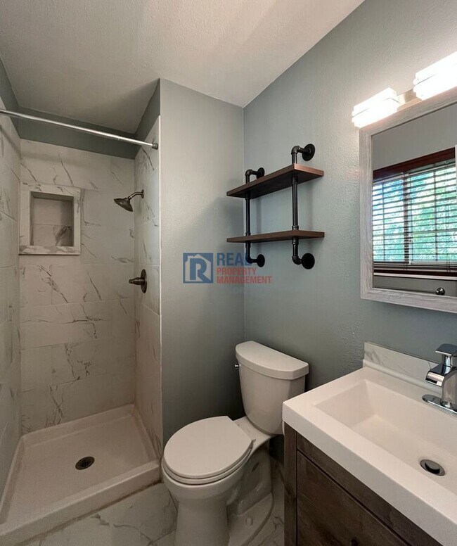 Foto del edificio - 4505 W 5th St