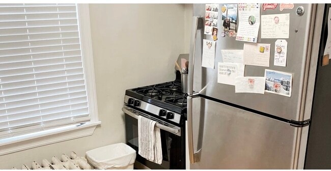 Building Photo - 733 Elm St