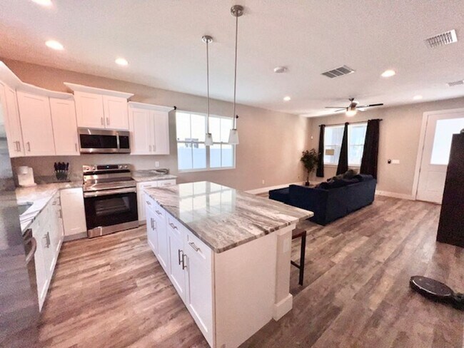 Building Photo - Orlando - 3 Bedroom, 2.5 Bathroom - $2,345.00