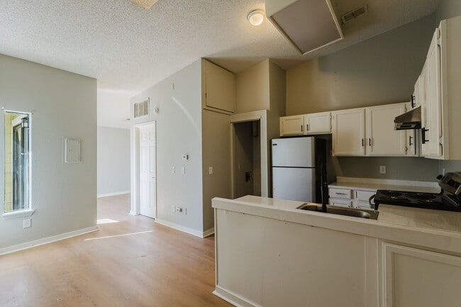 Photo - 932 S Dearborn Way Apartment
