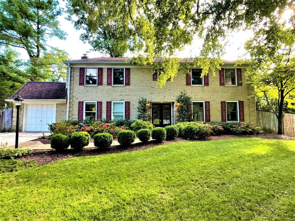 Primary Photo - Luxury 5 bed, 3.5 bath with Pool!