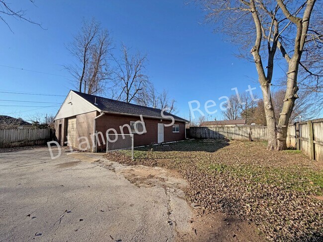 Building Photo - Charming 3 Bedroom Home with HUGE Shop!