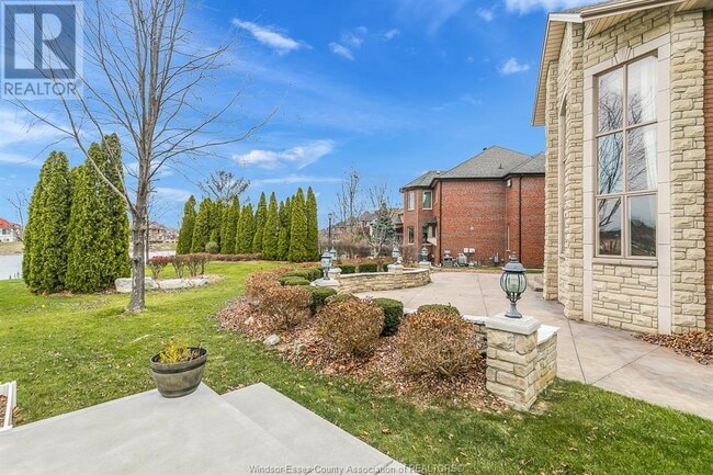 Building Photo - 1585 Stoneybrook Crescent