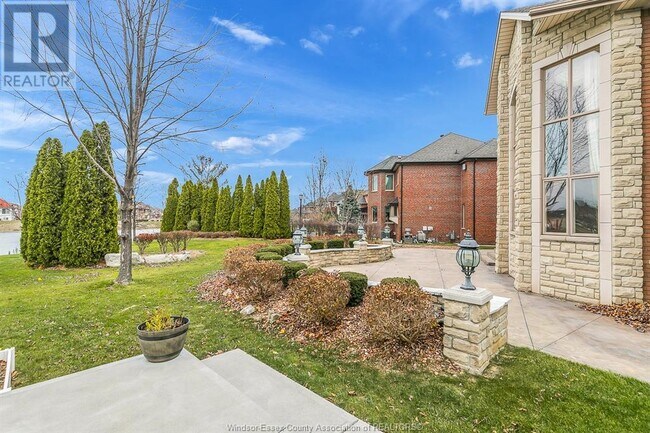 Photo du bâtiment - 1585 Stoneybrook Crescent
