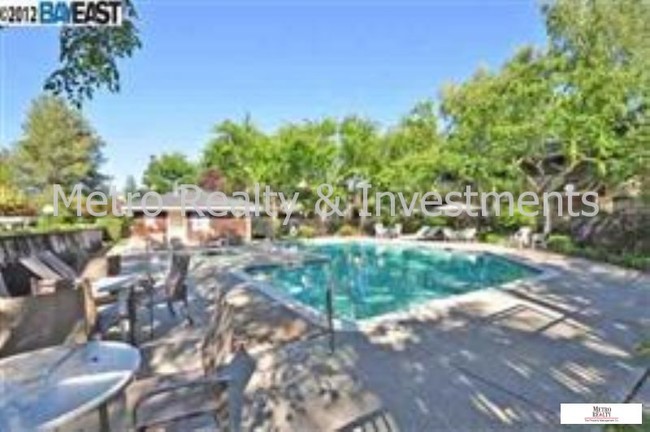 Building Photo - 211 Compton Cir