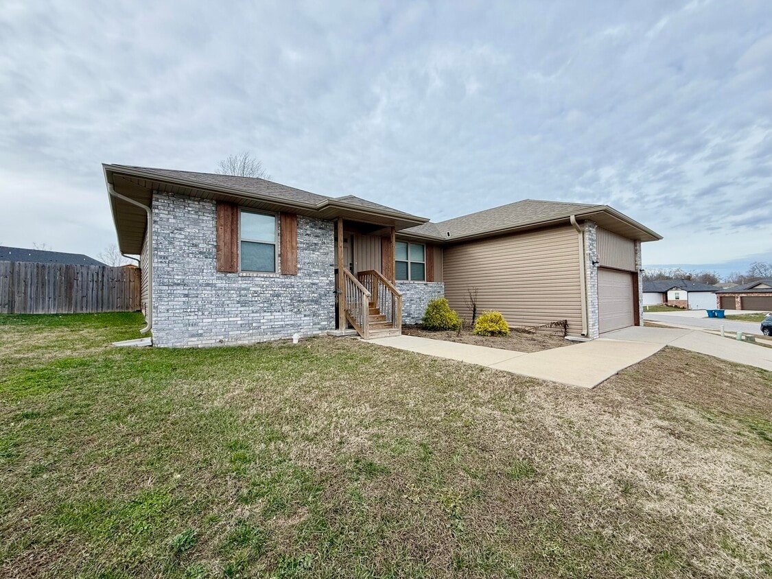 Primary Photo - 633 S Southgate Dr