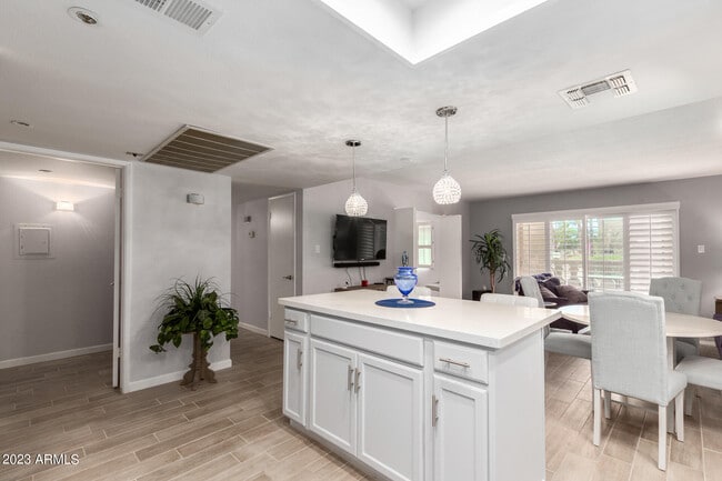 Foto del edificio - 7850 E Camelback Rd