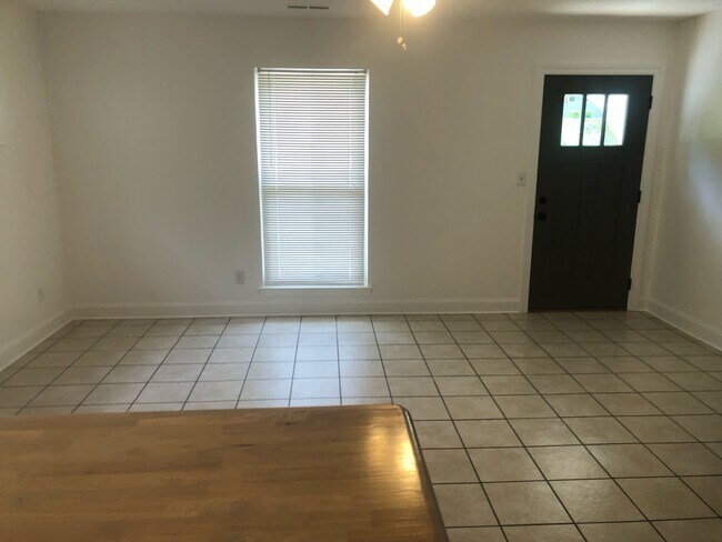 Foto del edificio - 877 Donaldson Rd