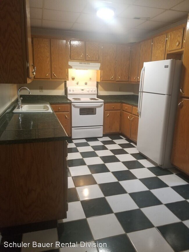 Building Photo - 3 br, 1 bath Apartment - 466 W. Main St.
