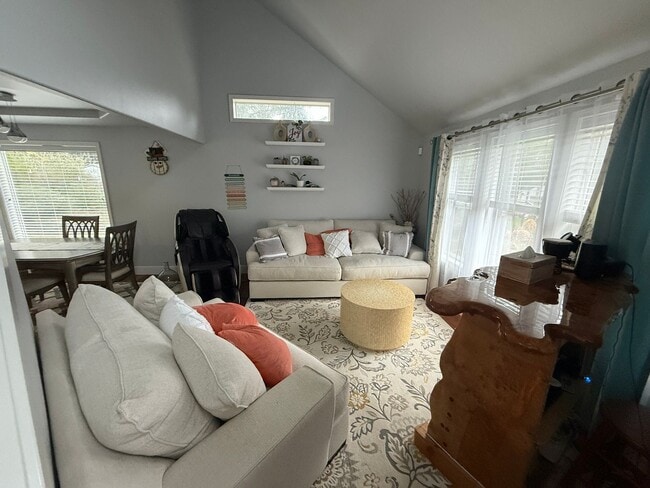 Building Photo - Silverdale 2 Story Home 4bed 2.5 bath