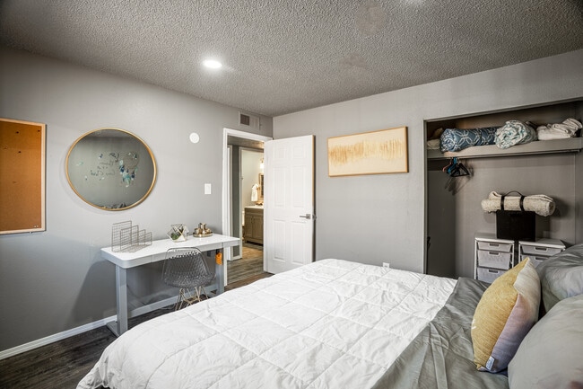 Building Photo - 908 Alcazar St NE