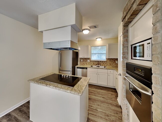 Building Photo - 3303 S Briar Knoll Dr