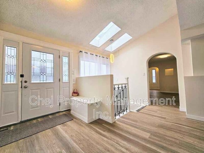 Building Photo - 10502-10100 100 Ave