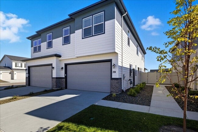 Building Photo - BRAND NEW LARGE 3 Bed 2.5 Bath Townhouse