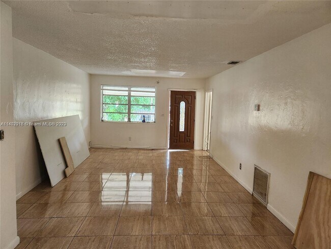 Foto del edificio - 1351 NE 154th St