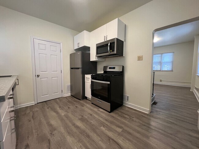 Foto del edificio - Updated 3br house with off street parking!