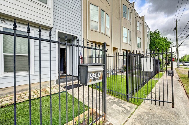 Building Photo - 5507 Darling St
