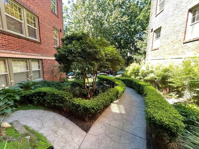 Building Photo - Queen's Court | A/C + Den | Renovated Kitc...