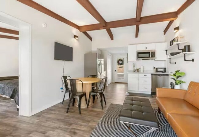 Building Photo - Remodeled and Stunning 1 Bedroom Condo | Fully Furnished | All Utilites Included | 1 Bathroom | K...