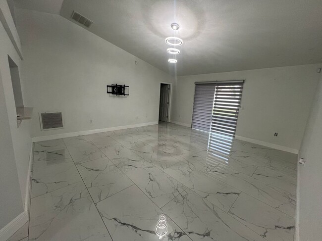 Building Photo - 920 Kingfisher Dr