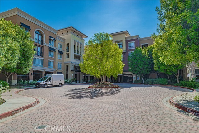 Foto del edificio - 24595 Town Center Dr