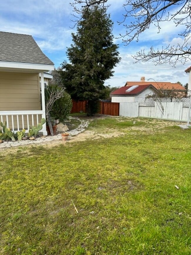 Building Photo - 2471 Starling Dr