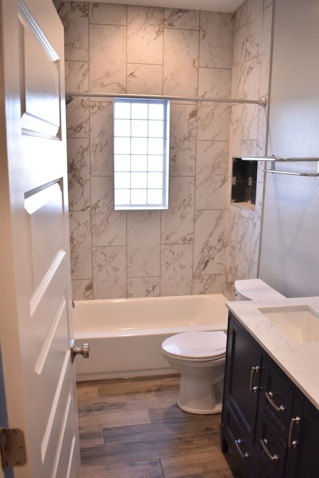 Building Photo - Newly Renovated Duplex in the Hill