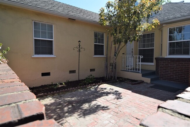 Building Photo - 721 N Hollywood Way