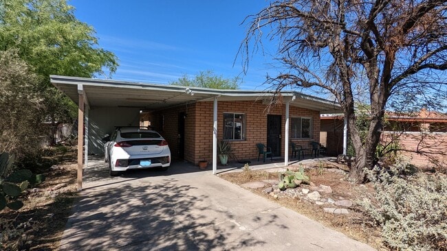 Building Photo - 3bed & 2bath - BRAND NEW AC - Must See Home Historic Barrio Hollywood-