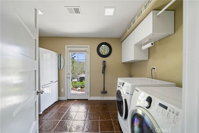 Foto del edificio - 215 Monterey Dr