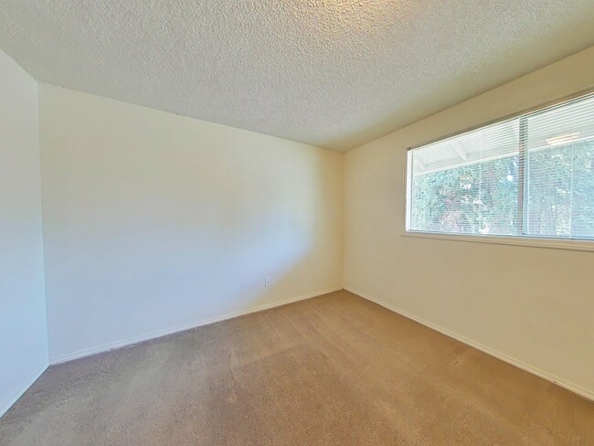 Building Photo - 2 Bedroom 4-Plex ~ South Corvallis ~ Small...