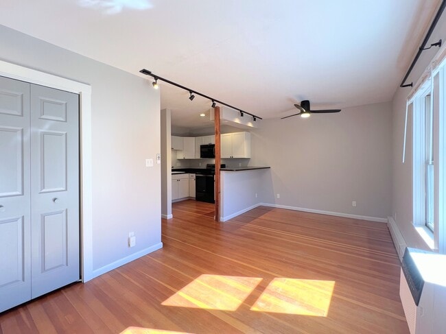 Building Photo - 1768 1/2 W 3rd Ave